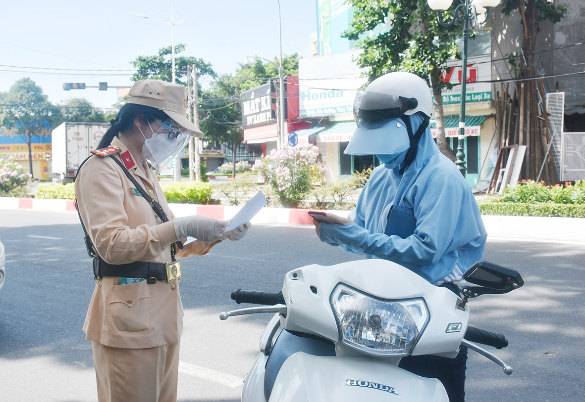 Nữ CSGT Công an TP.Vũng Tàu kiểm tra giấy tờ người ra đường lưu thông trên đường Nguyễn An Ninh.