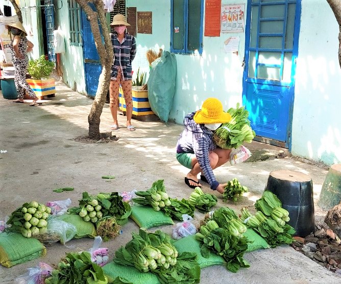 Bà con thuê trọ tại khu phố Lộc An (huyện Đất Đỏ) nhận quà từ nhóm từ thiện Làng chài Phước Hải