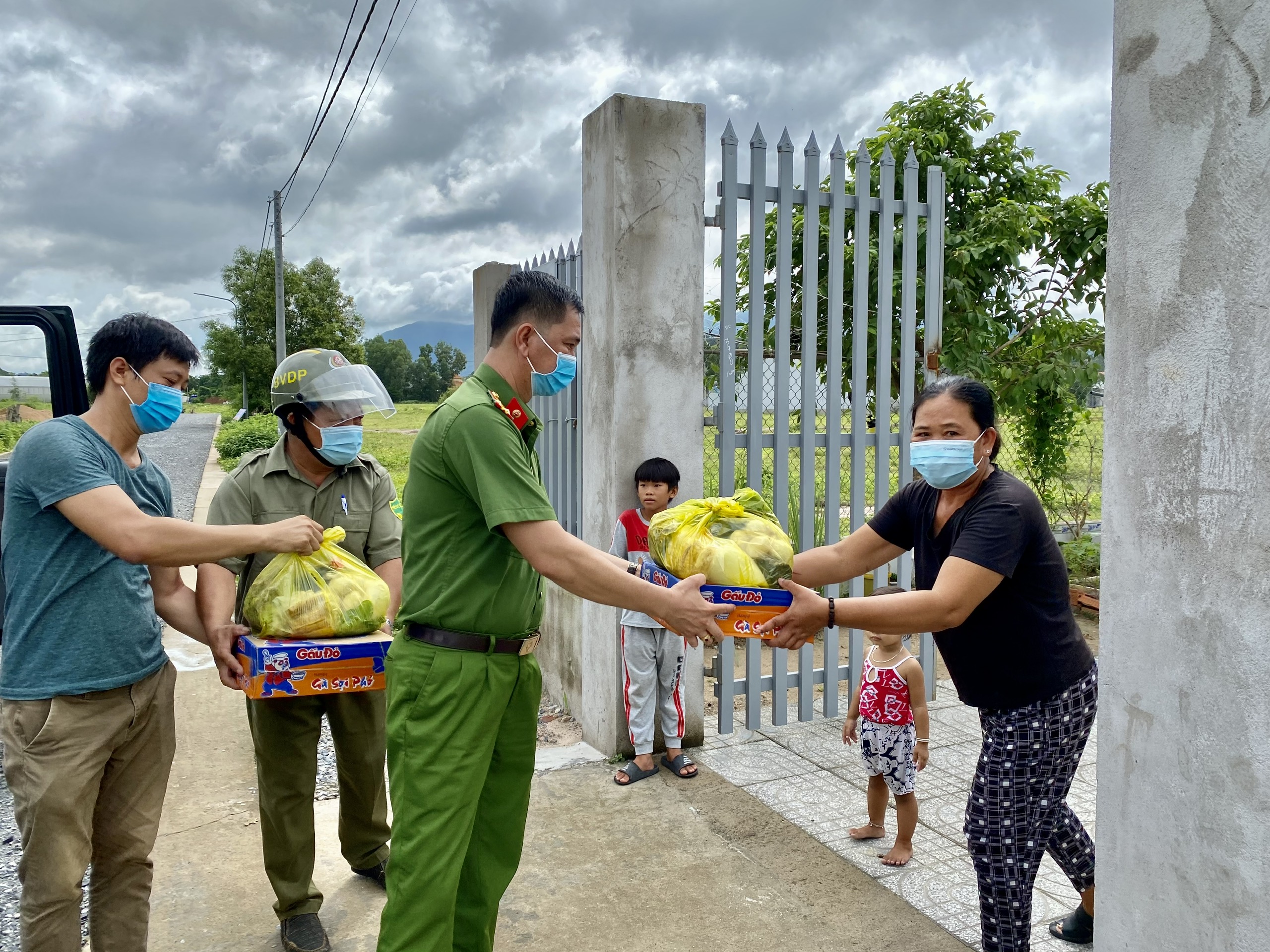 Trung tá Nguyễn Ngọc Vũ, Trưởng Công an phường Phước Hòa tặng quà một công nhân đang sinh sống trong khu nhà trọ trên địa bàn.