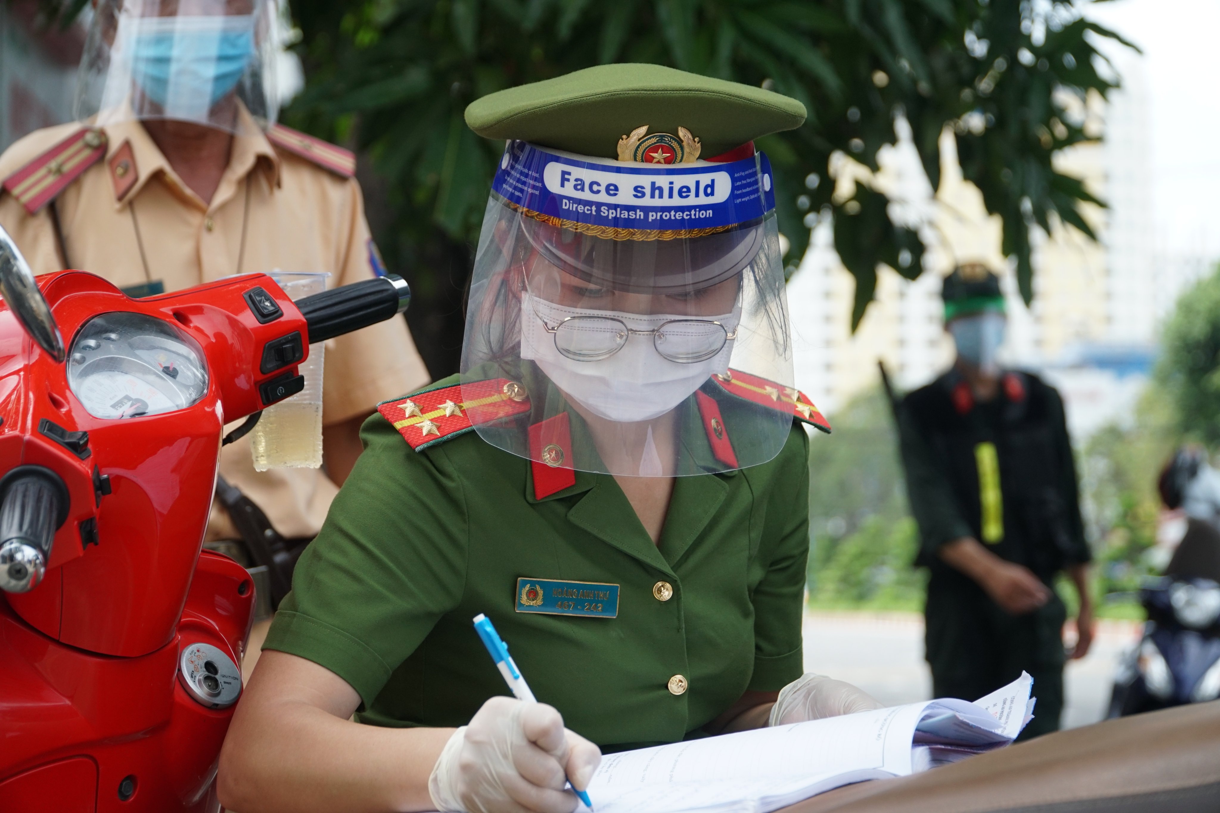 Công an TP.Vũng Tàu  lập biên bản trường hợp vi phạm trên đường Lê Hồng Phong (TP.Vũng Tàu). Ảnh: TRƯỜNG HÀ.