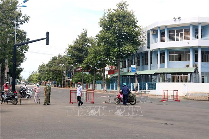 Chốt kiểm soát tại trục đường Tôn Đức Thắng và Nguyễn Tất Thành thuộc phường Hưng Long, thành phố Phan Thiết (Bình Thuận) kiểm soát người ra vào hai phường đang cách ly y tế. Ảnh: Nguyễn Thanh/TTXVN