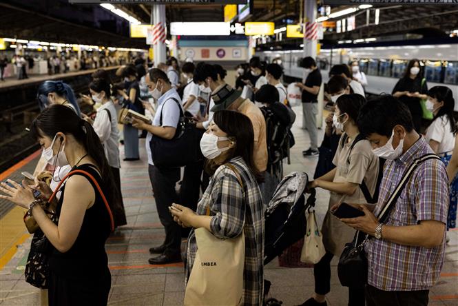 Người dân đeo khẩu trang phòng dịch COVID-19 tại Tokyo (Nhật Bản), ngày 17/7/2021.