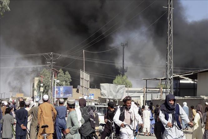 Khói bốc lên trong xung đột giữa các tay súng Taliban và lực lượng an ninh Afghanistan tại TP.Kandahar, ngày 12/8/2021.