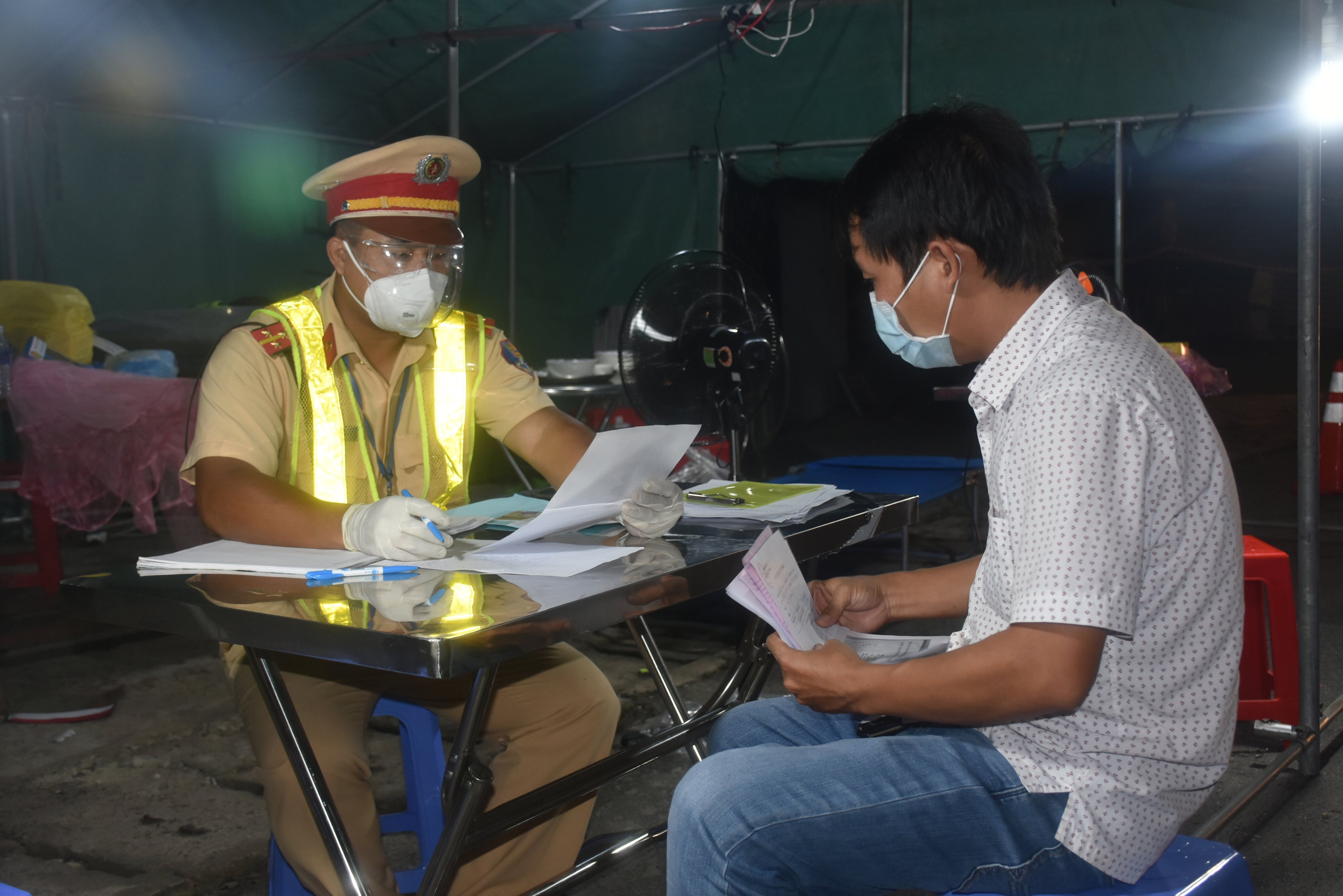 Lực lượng CSGT Công an TP.Vũng Tàu lấy thông tin người điều khiển phương tiện tại chốt kiểm tra y tế chốt cầu Cỏ May đường Võ Nguyễn Giáp.
