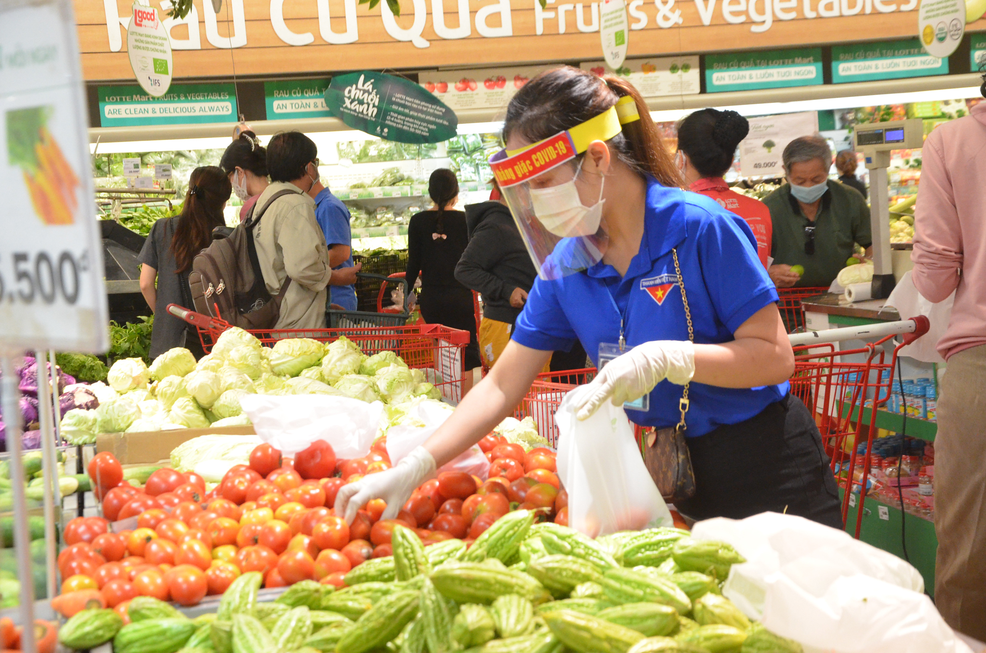  Đoàn viên thanh niên TP. Vũng Tàu đi chợ hộ cho người dân trong những ngày giãn cách.