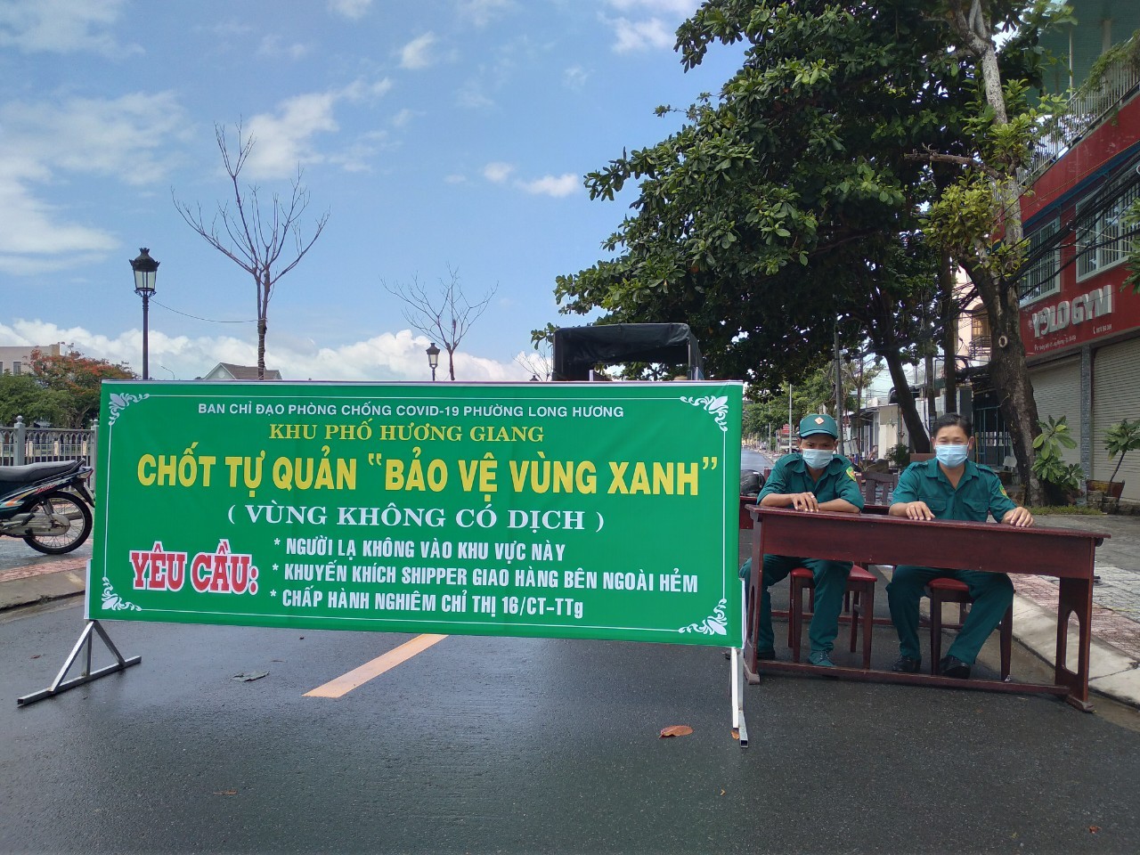 TP.Bà Rịa tăng cường lực lượng kiểm soát ở các chốt bảo vệ vùng xanh trên địa. Ảnh: TUYẾT MAI