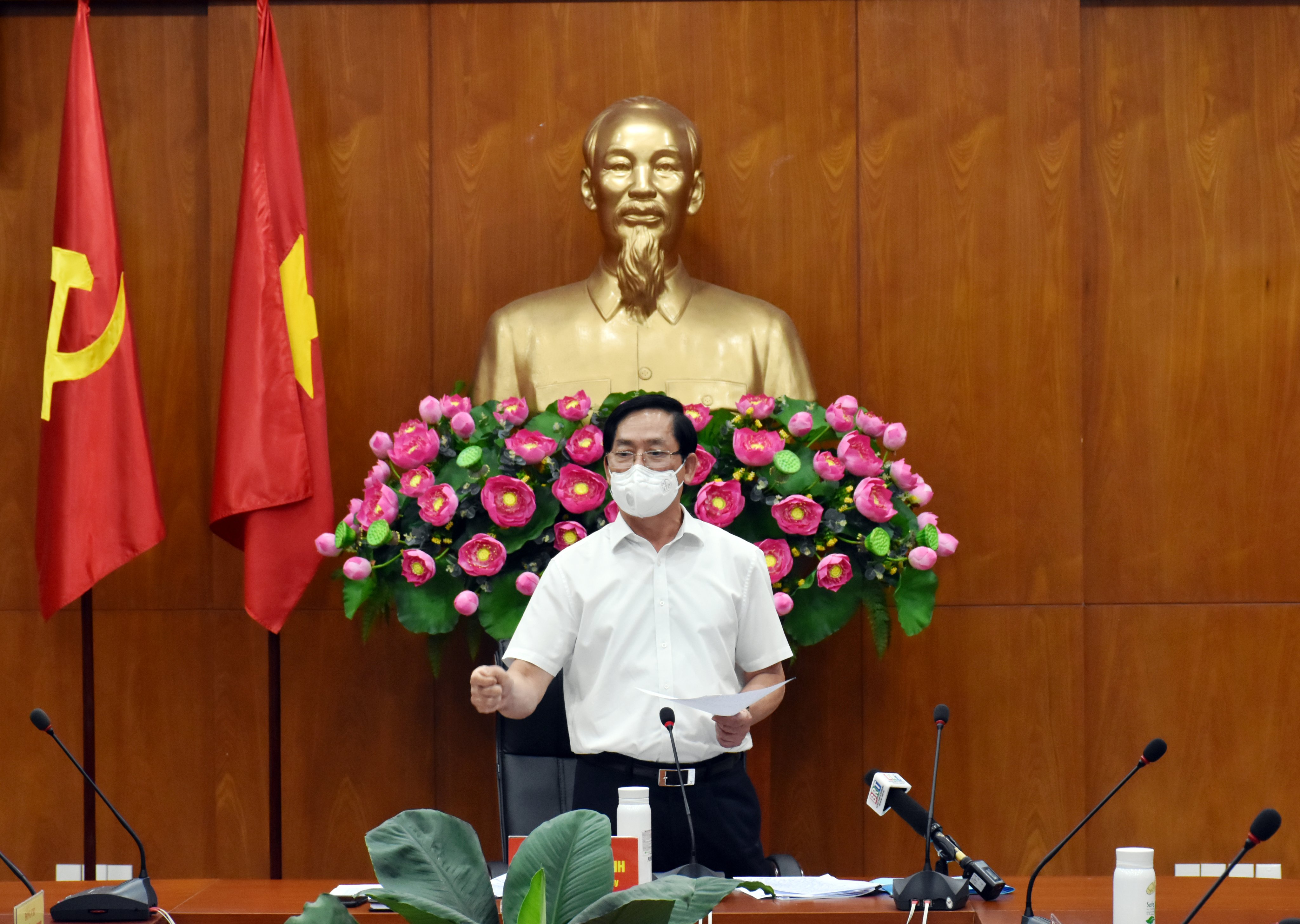 Ông Phạm Viết Thanh, Ủy viên Ban Chấp hành Trung ương Đảng, Bí thư Tỉnh ủy, Chủ tịch HĐND tỉnh,  Trưởng Ban chỉ đạo phòng chống dịch bệnh COVID-19 tỉnh phát biểu tại cuộc họp. Ảnh: QUANG VINH