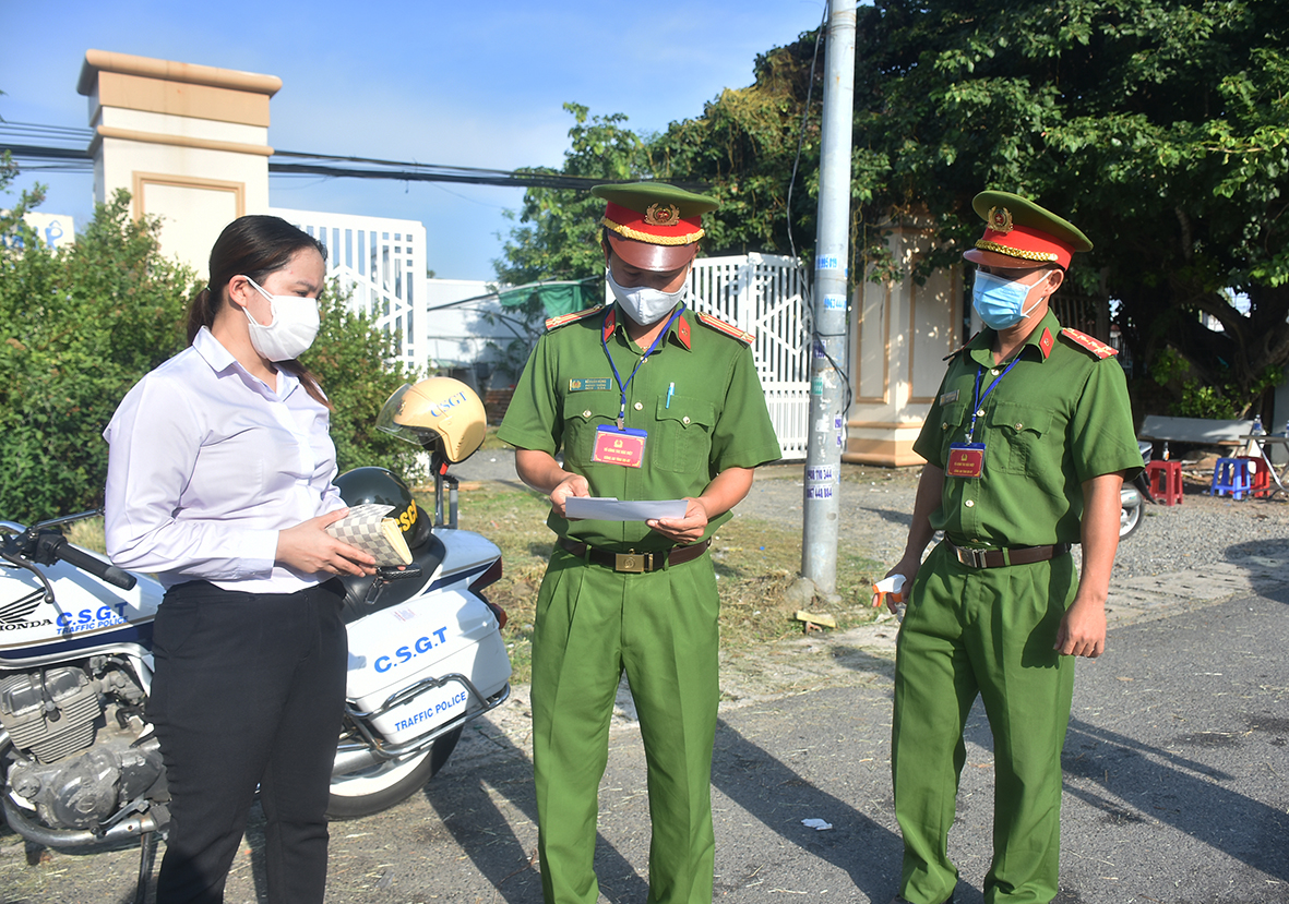 Tổ công tác đặ biệt số 1 kiểm tra giấy tờ người điều khiển phương tiện tại chốt kiểm soát y tế cầu Cỏ May, đường Võ Nguyên Giáp, TP.Vũng Tàu. 