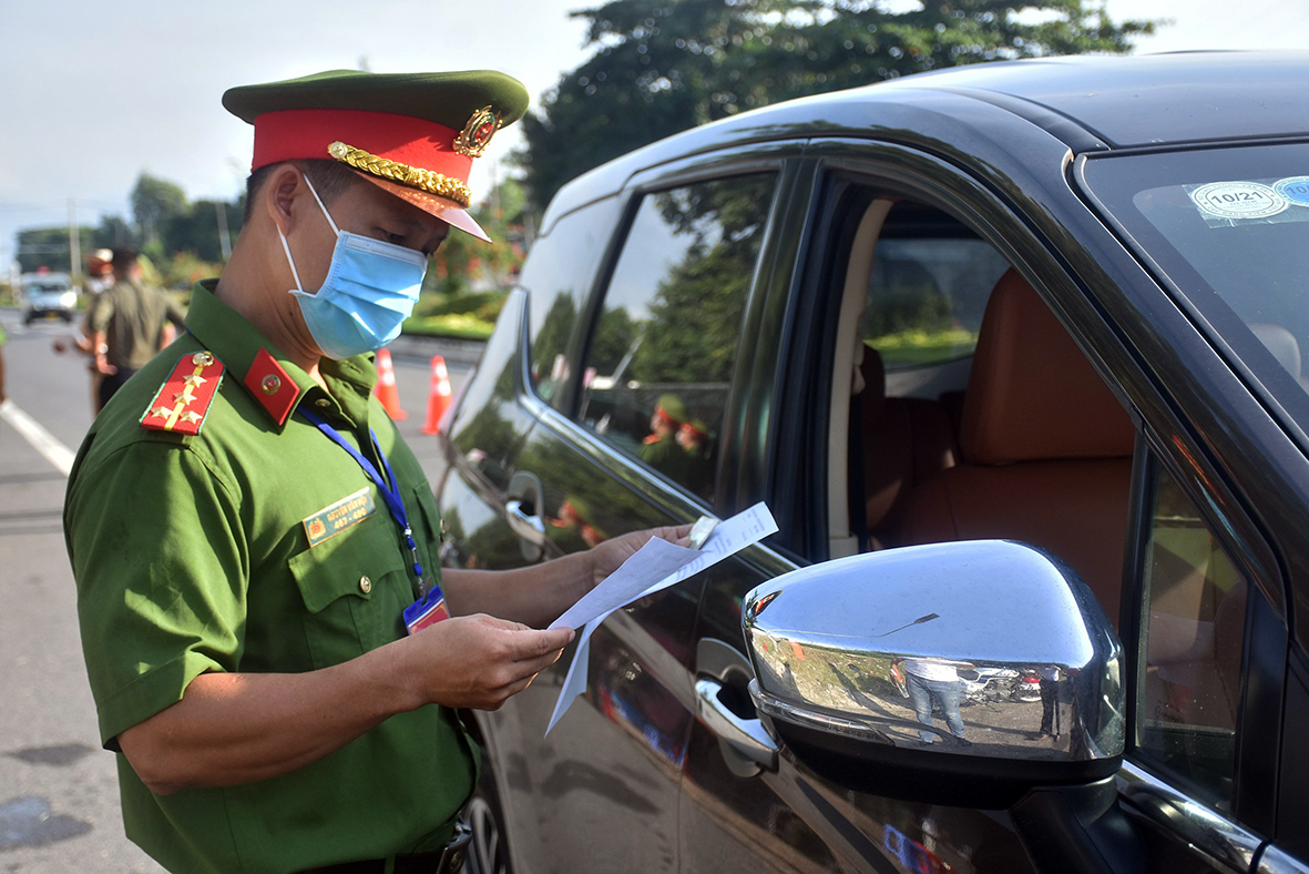 Tổ công tác đặc biệt số 1 kiểm tra giấy tờ người điều khiển xe ô tô tại chốt kiểm soát y tế cầu Cỏ May, đường Võ Nguyên Giáp, TP.Vũng Tàu.