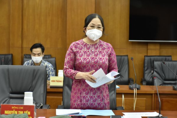 Bà Nguyễn Thị Yến, Phó Bí thư Thường trực Tỉnh ủy, Trưởng Đoàn đại biểu Quốc hội tỉnh lưu ý phải giãn cách tối đa trong khu điều trị, khu cách ly tập trung.