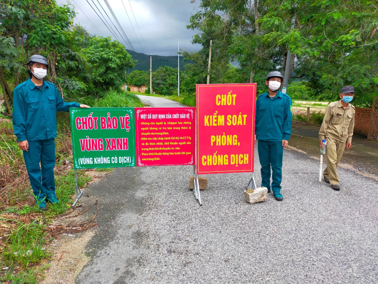 Thị ủy Phú Mỹ chỉ đạo các địa phương, đơn vị chức năng quyết liệt trong công tác phòng dịch, xử phạt nghiêm các trường hợp ra đường với lý do không chính đáng. Trong ảnh: Lực lượng dân quân trực chốt bảo vệ vùng xanh trên địa bàn phường Tân Phước, TX. Phú Mỹ. Ảnh: MINH TÂM