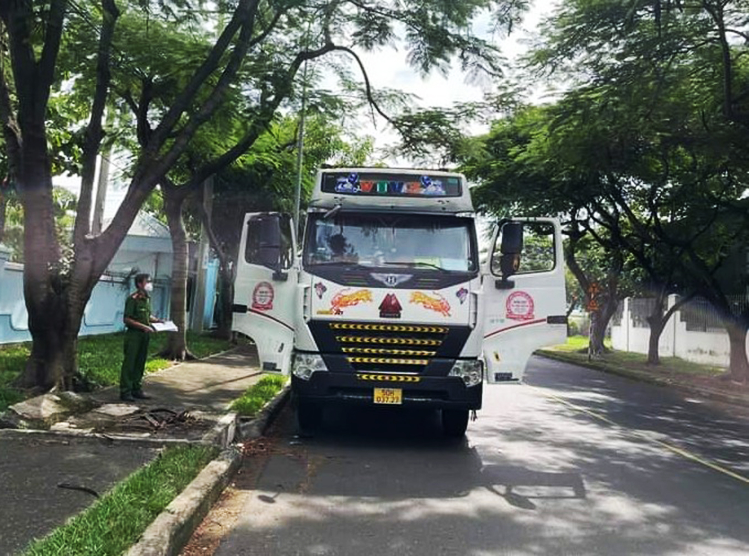 Xe container chở 2 người trái phép bị lực lượng Công an Đồn KCN, Công an TX.Phú Mỹ phát hiện.