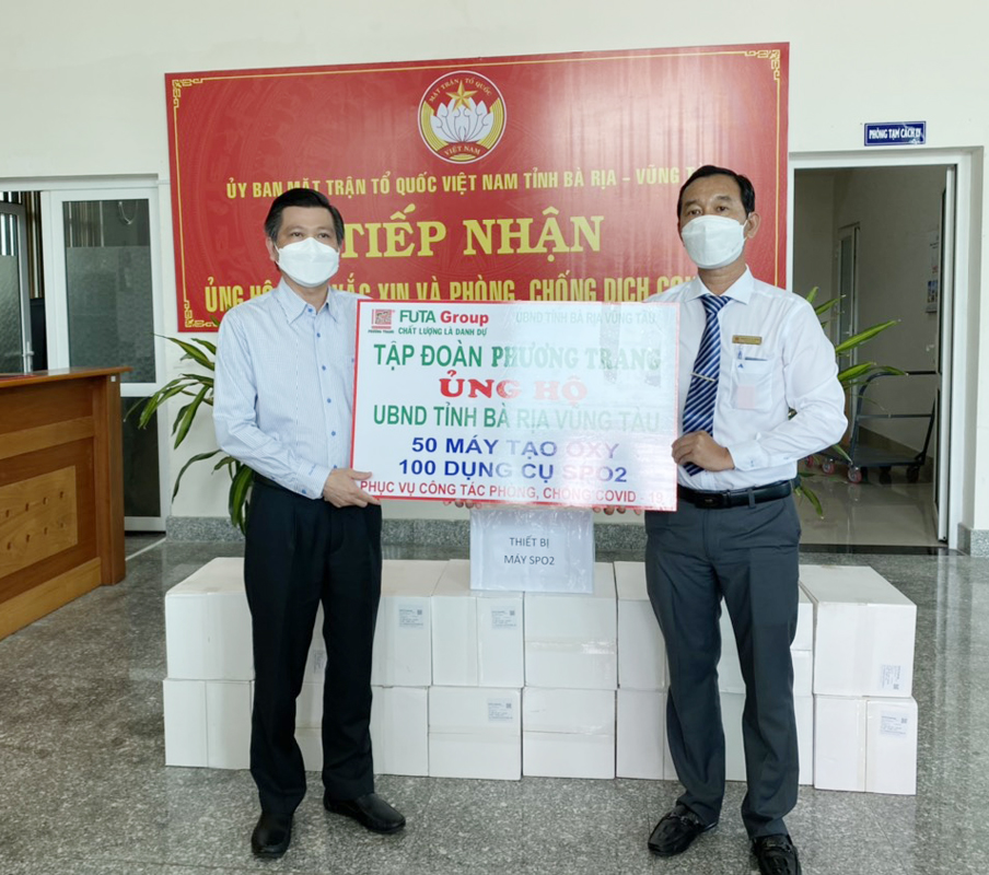 Ông Trần Văn Tuấn, Phó Chủ tịch UBND tỉnh tiếp nhận bảng tượng trưng 50 máy tạo oxy và 100 máy đo nồng độ oxy trong máu từ đại diện Tập đoàn Phương Trang.