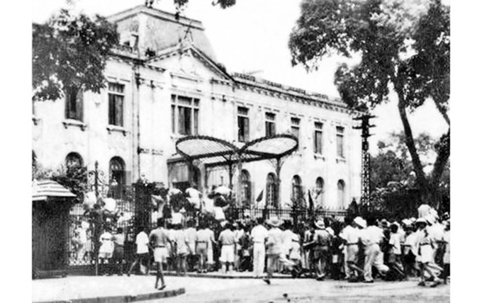 Quần chúng cách mạng và tự vệ chiến đấu Hà Nội chiếm Phủ Khâm sai (Bắc Bộ phủ), ngày 19/8/1945 (Ảnh: dangcongsan.vn)