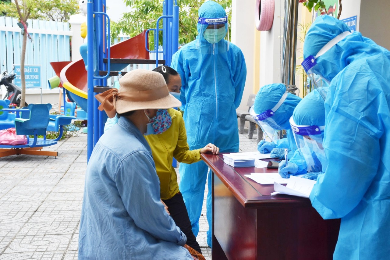 Lực lượng tình nguyện viên tham gia hỗ trợ lấy mẫu xét nghiệm cho người dân TT.Long Hải.