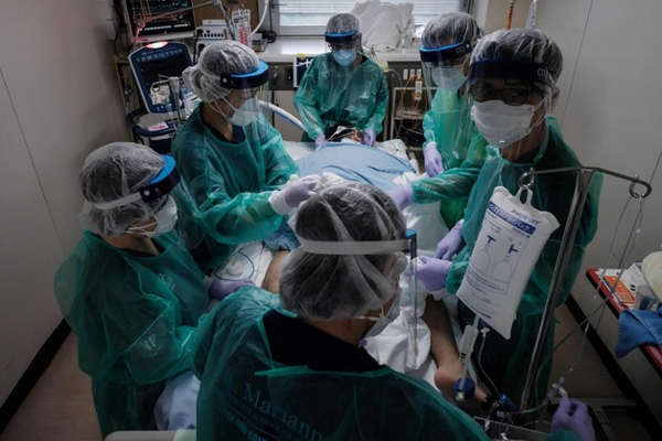 Nhân viên y tế điều trị cho bệnh nhân COVID-19 tại bệnh viện ở Yokohama (Nhật Bản).