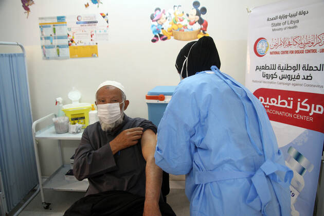 Tiêm chủng vắc xin ngừa COVID-19 cho người dân  tại Tripoli (Libya).
