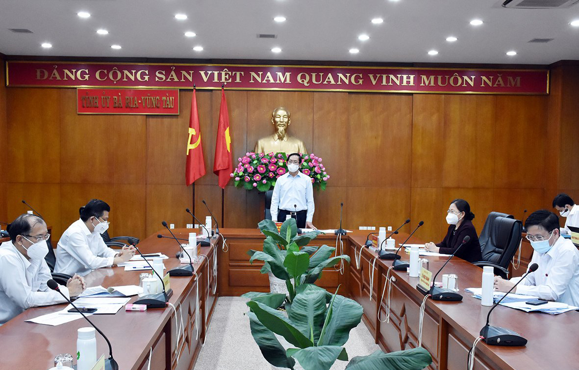 Ông Phạm Viết Thanh, Ủy viên Trung ương Đảng, Bí thư Tỉnh ủy, Chủ tịch HĐND tỉnh, Trưởng BCĐ Phòng, chống dịch COVID-19 tỉnh phát biểu kết luận cuộc họp.