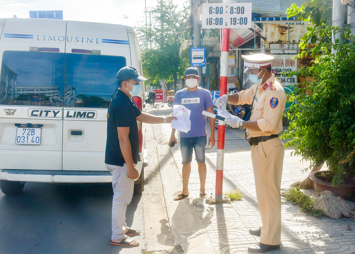 Lực lượng Công an TP.Vũng Tàu kiểm tra giấy ra đường của tài xế và người trên phương tiện tại đường 30/4.