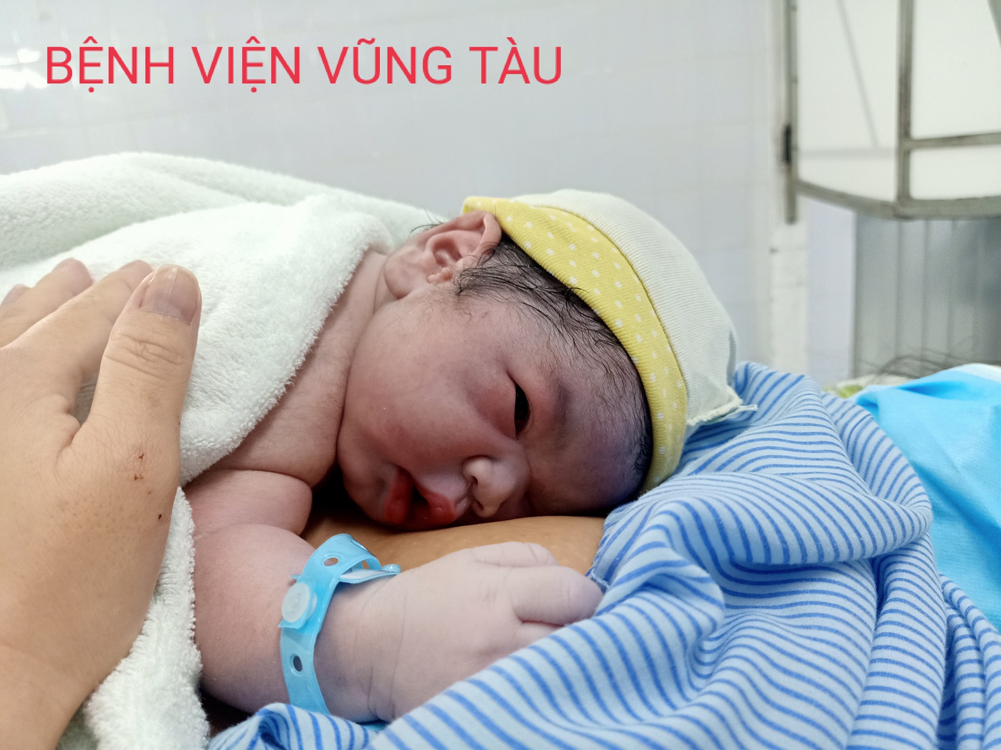 Cần bỏ thói quen ôm, hôn trẻ để phòng tránh cho trẻ không bị lây nhiễm bệnh từ giọt bắn của người lớn.  Trong ảnh: Một bé sơ sinh chào đời tại Bệnh viện Vũng Tàu vào ngày 23/7 (ảnh Bệnh viện Vũng Tàu).