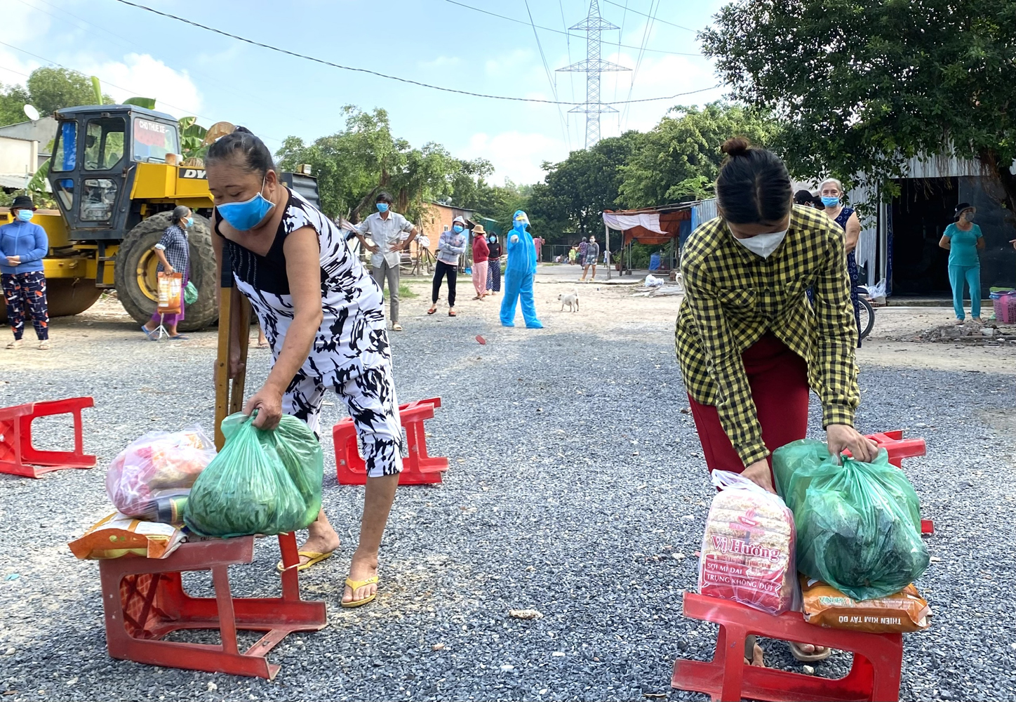 Người dân tổ 19, khu phố Mỹ Thạnh, phường Mỹ Xuân nhận nhu yếu phẩm từ Tịnh xá Ngọc Đức.