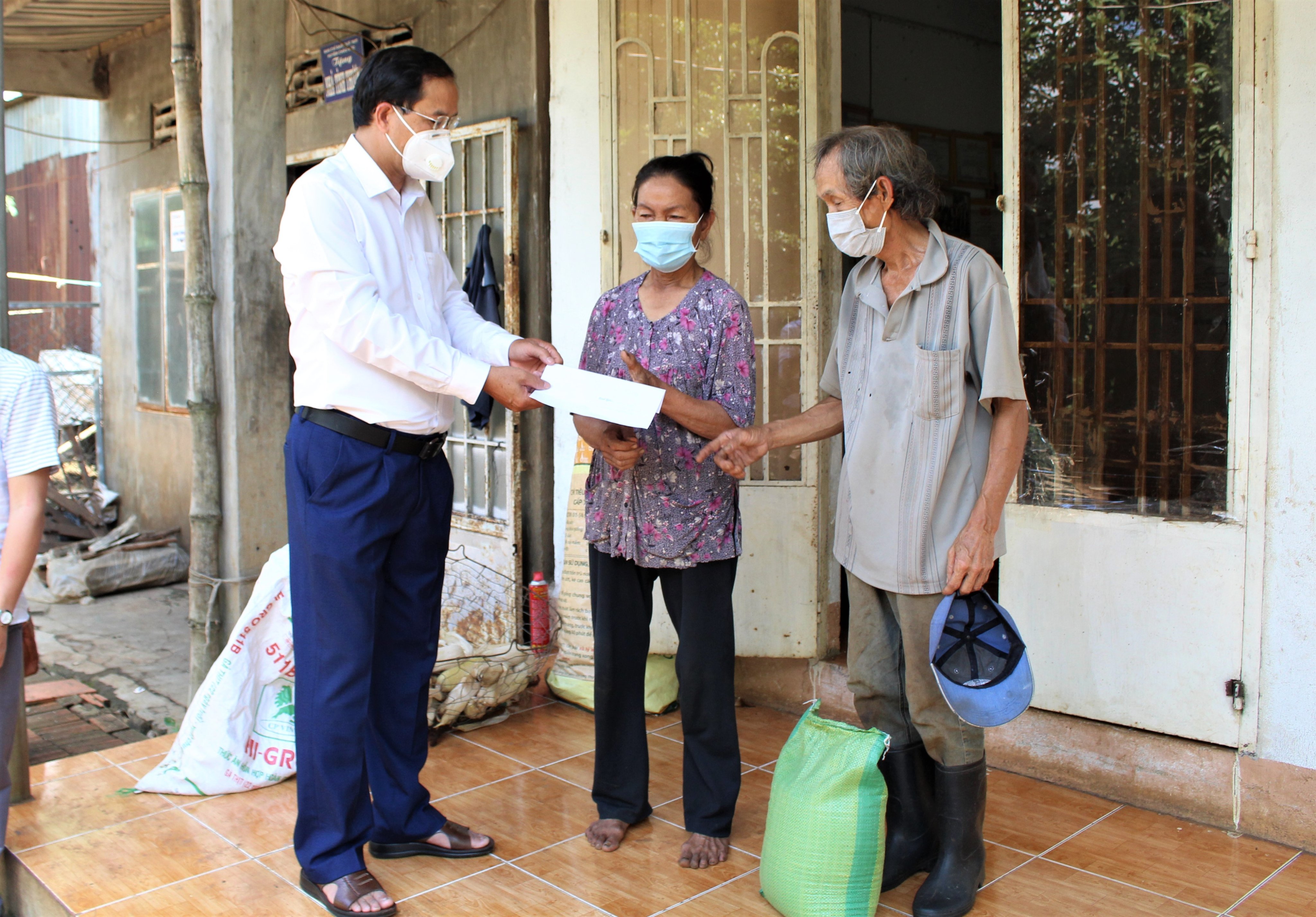 Ông Nguyễn Tấn Bản, Phó Bí thư Thường trực Huyện uỷ Châu Đức đến thăm, tặng quà gia đình ông Phan Văn Mỹ (thôn Bình Sơn, xã Đá Bạc).