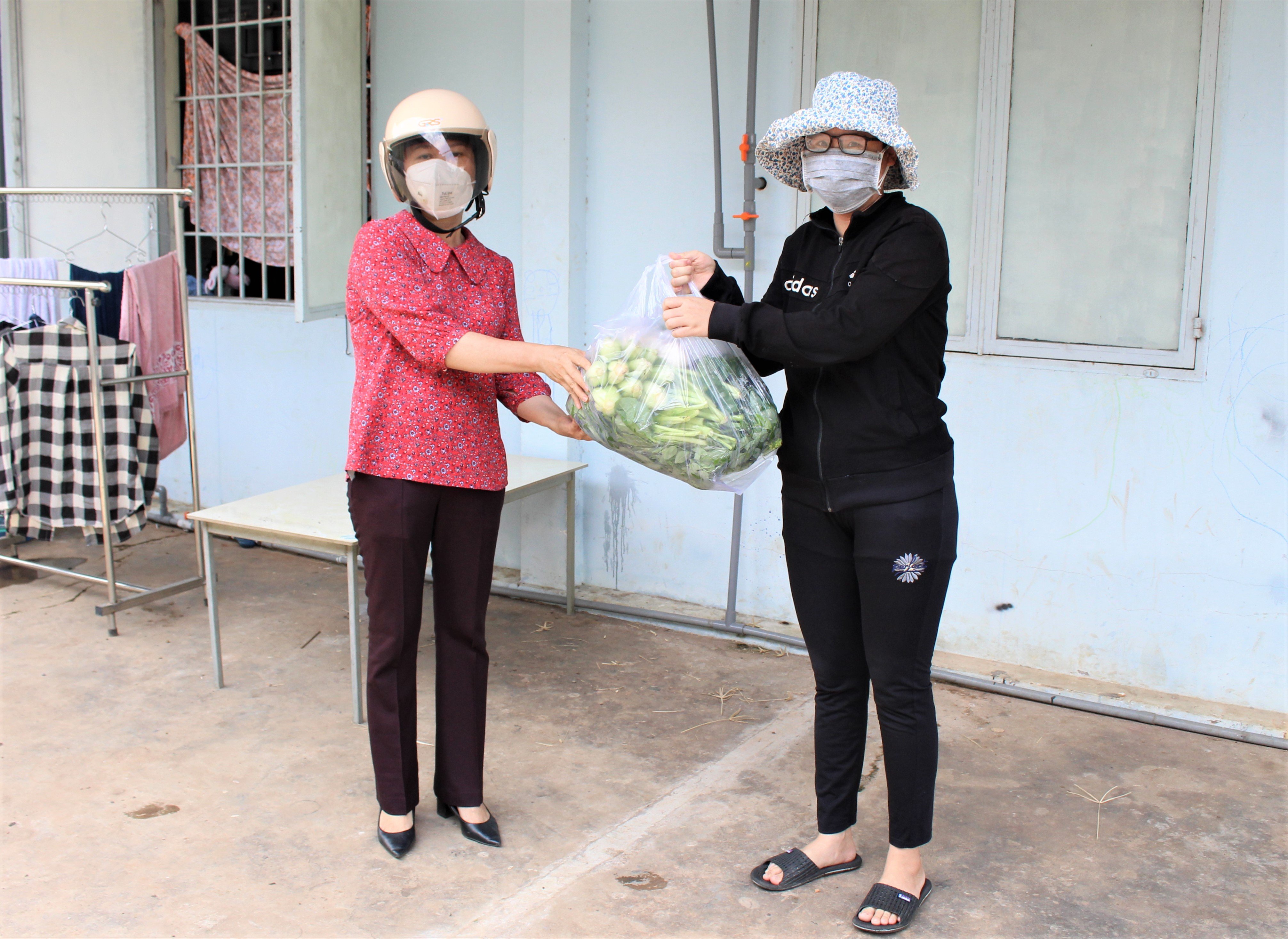 Bà Bùi Thị Sen, Chủ tịch Hội LHPN huyện Châu Đức trao quà cho người dân ở trọ tại thị trấn Ngãi Giao