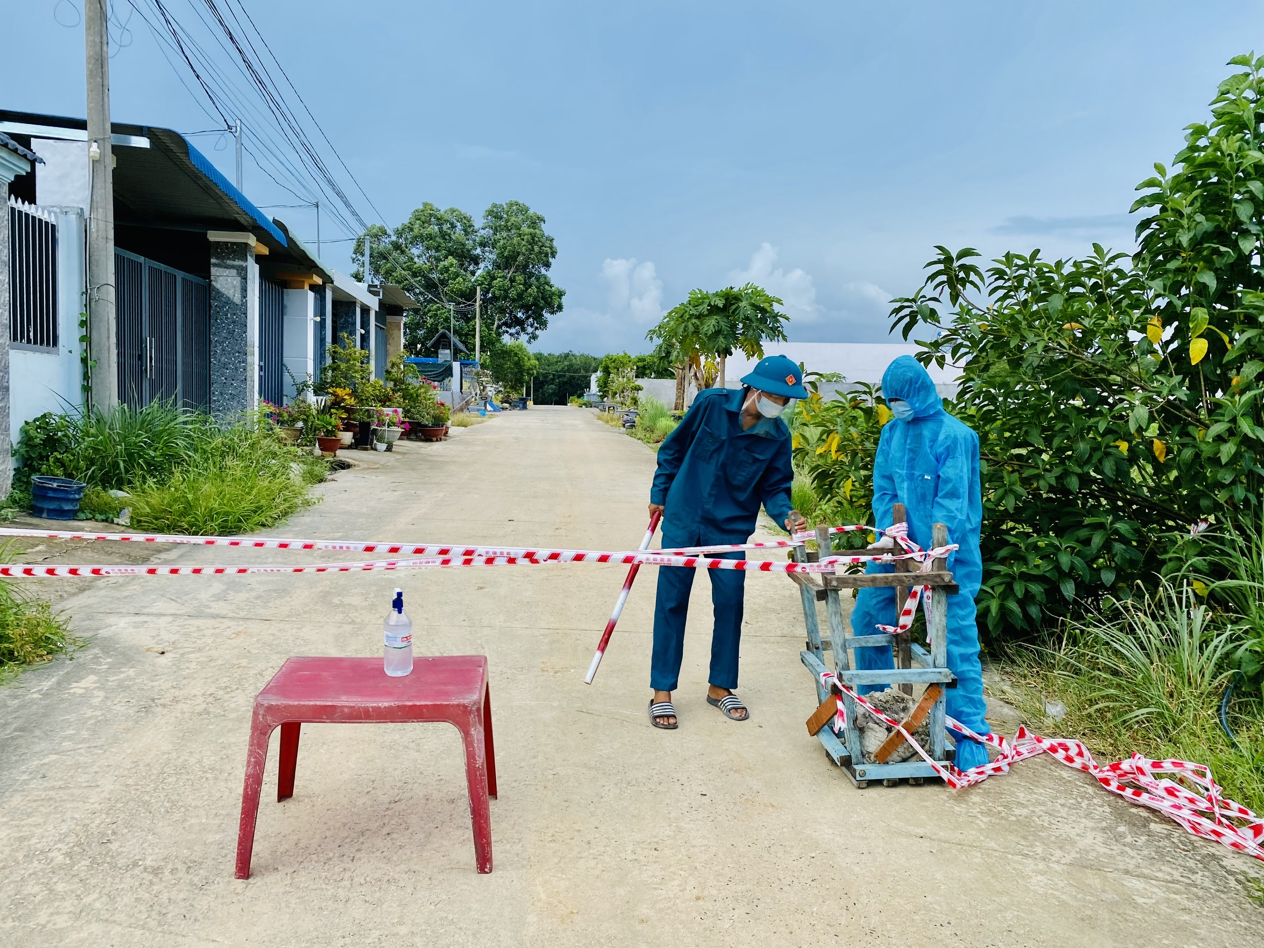 Ngày 21/8, khu phong tỏa tổ 19, khu phố Mỹ Thạnh tiếp tục có thêm ca nhiễm mới. Ảnh: MINH TÂM.