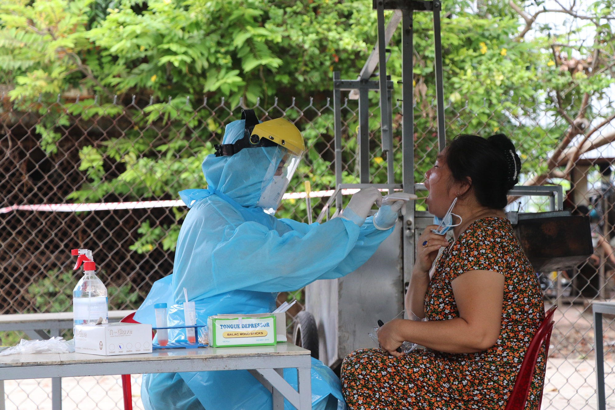 Nhân viên y tế lấy mẫu xét nghiệm SARS-CoV-2 cho người dân KP. Hải Phong 2, TT. Long Hải, huyện Long Điền. Ảnh: ĐINH HÙNG