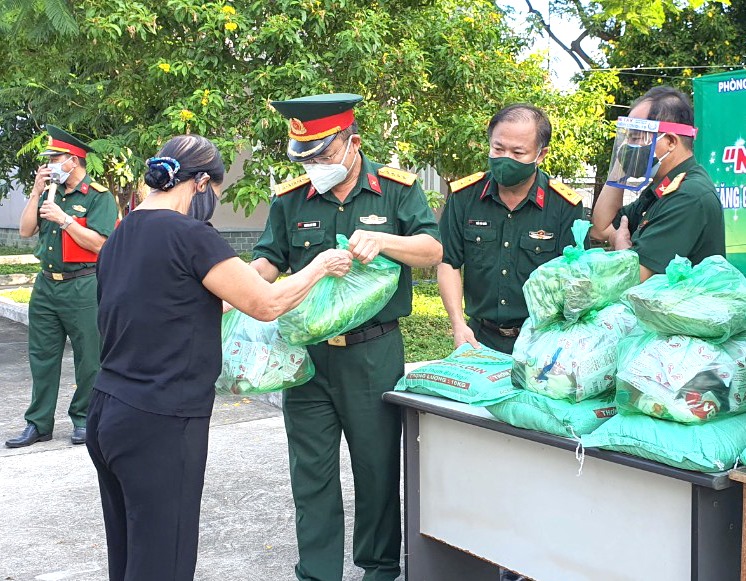 Đại diện Bộ CHQS tỉnh trao nhu yếu phẩm cho gia đình quân, dân  đang sinh sống tại Nhà công vụ Bộ CHQS tỉnh. Ảnh: MINH NHÂN
