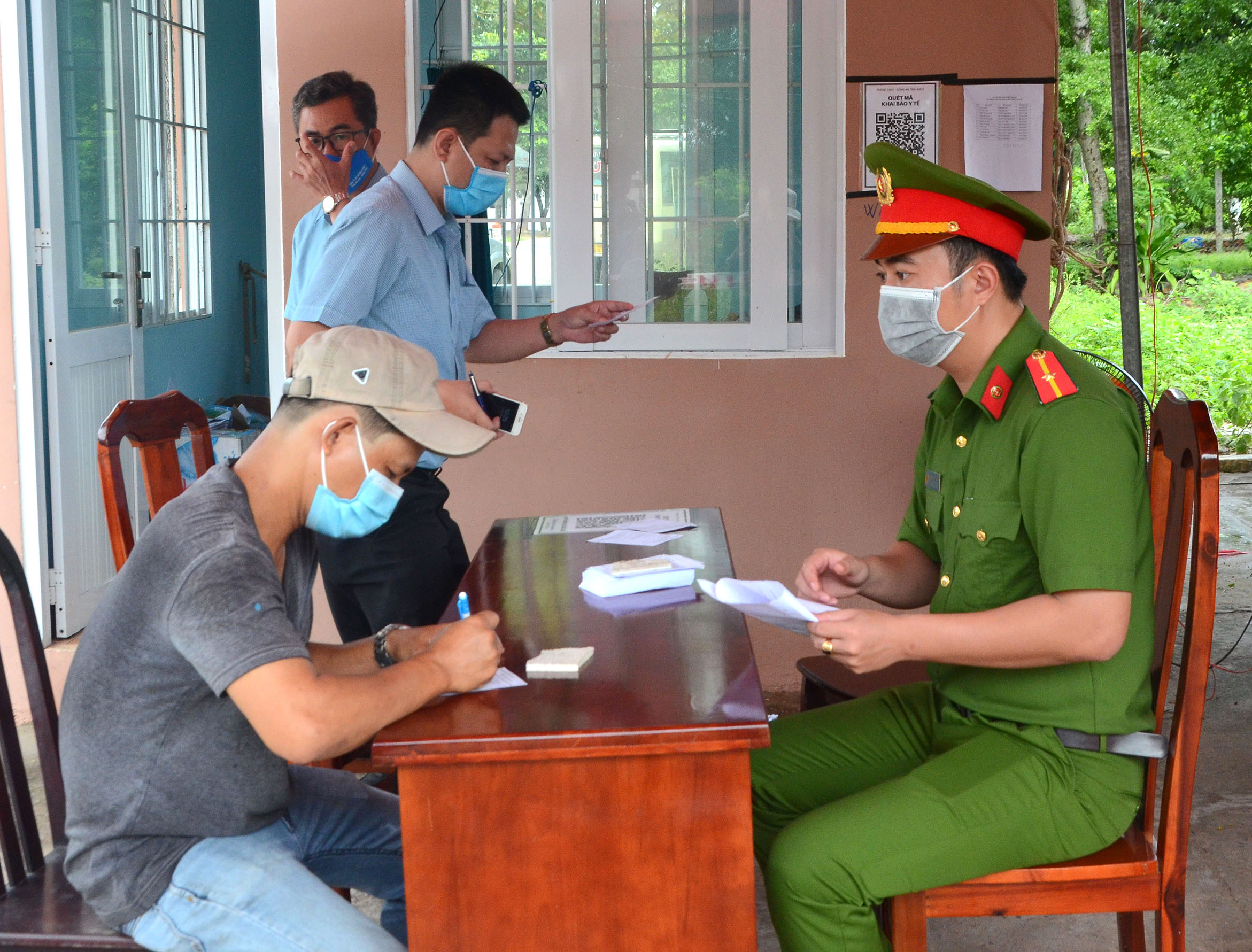 Lực lượng  công an kiểm tra giấy đi đường của người dân tại chốt kiểm soát trên QL 55 (xã Bình Châu, huyện Xuyên Mộc).