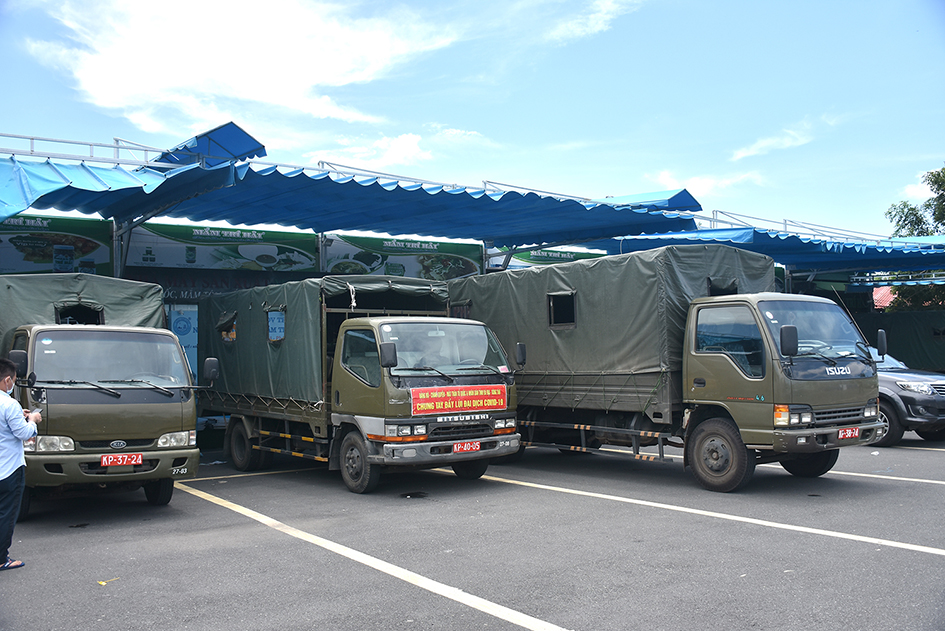 8 xe vận tải quân sự chở lương thực, thực phẩm cho người dân Long Hải.