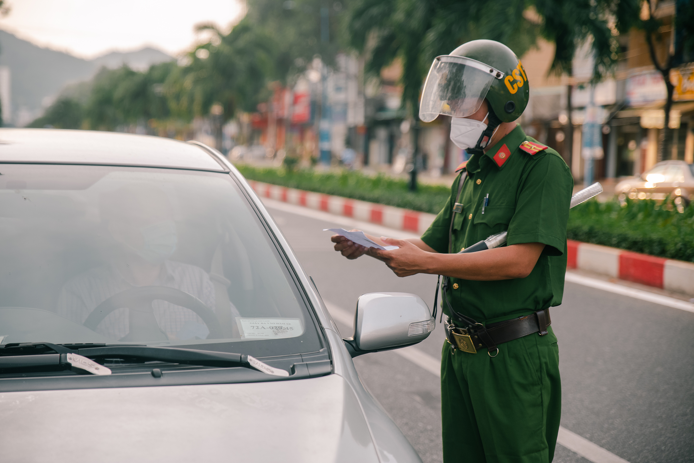 Lực lượng chức năng TP. Vũng Tàu kiểm tra giấy đi đường của người dân trong thời gian thực hiện Chỉ thị 16. Ảnh: QUỐC THÁI