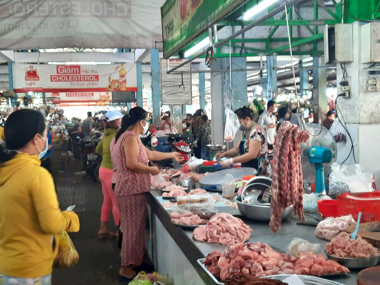 Người dân đi chợ TT.Long Điền mua thực phẩm dùm người thân  tại Long Hải