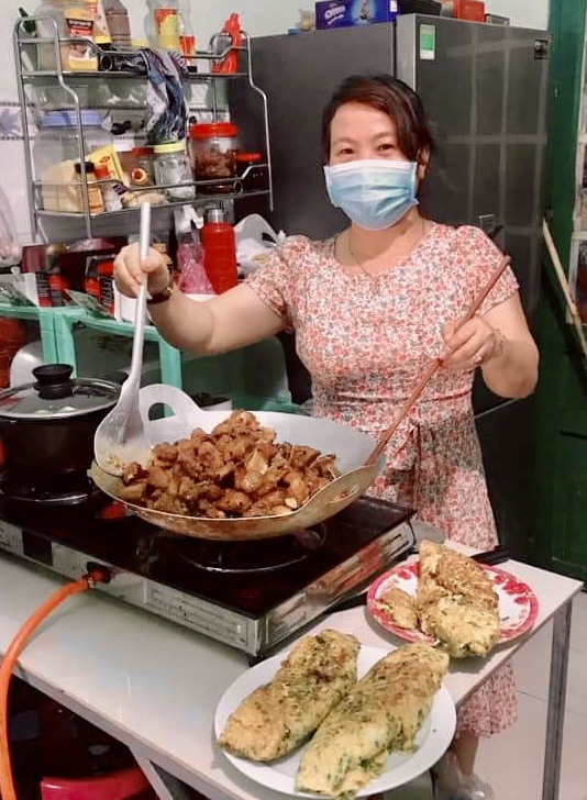 Chị Nguyễn Thị Phương Lan, Chủ tịch Hội LHPN phường Mỹ Xuân trực tiếp đứng bếp phục vụ cơm cho lực lượng trực chốt trên địa bàn phường.