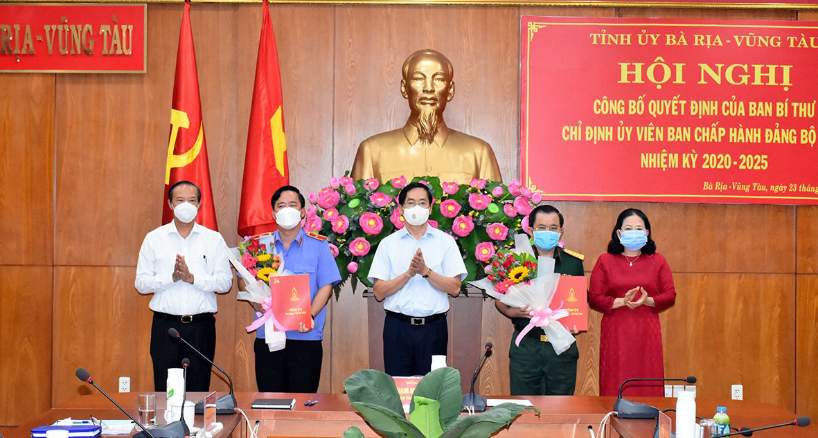 Các đồng chí Thường trực Tỉnh ủy trao Quyết định và tặng hoa chúc mừng đồng chí Nguyễn Tâm Hùng và đồng chí Mai Văn Linh giữ chức Ủy viên BCH Đảng bộ tỉnh.