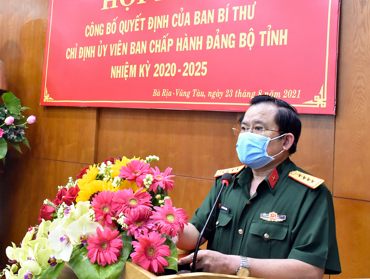 Đồng chí Nguyễn Tâm Hùng, Ủy viên BCH Đảng bộ tỉnh, Chỉ huy trưởng Bộ CHQS tỉnh phát biểu nhận nhiệm vụ.