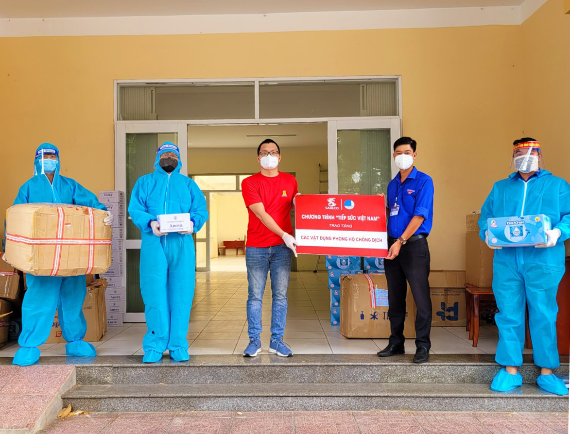 Anh Trần Thanh Quân, Phó Chủ tịch Thường trực Hội LHTN Việt Nam tỉnh và đại diện Công ty Sabeco chi nhánh BR-VT trao quà cho Ủy ban Hội Vũng Tàu.