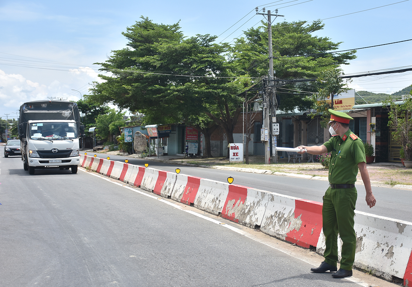 Lực lượng chức năng tại chốt kiểm soát vòng xoay Hải Lâm (huyện Long Điền) ra hiệu dừng 1 xe vận tải hàng hóa vào  khai báo y tế.
