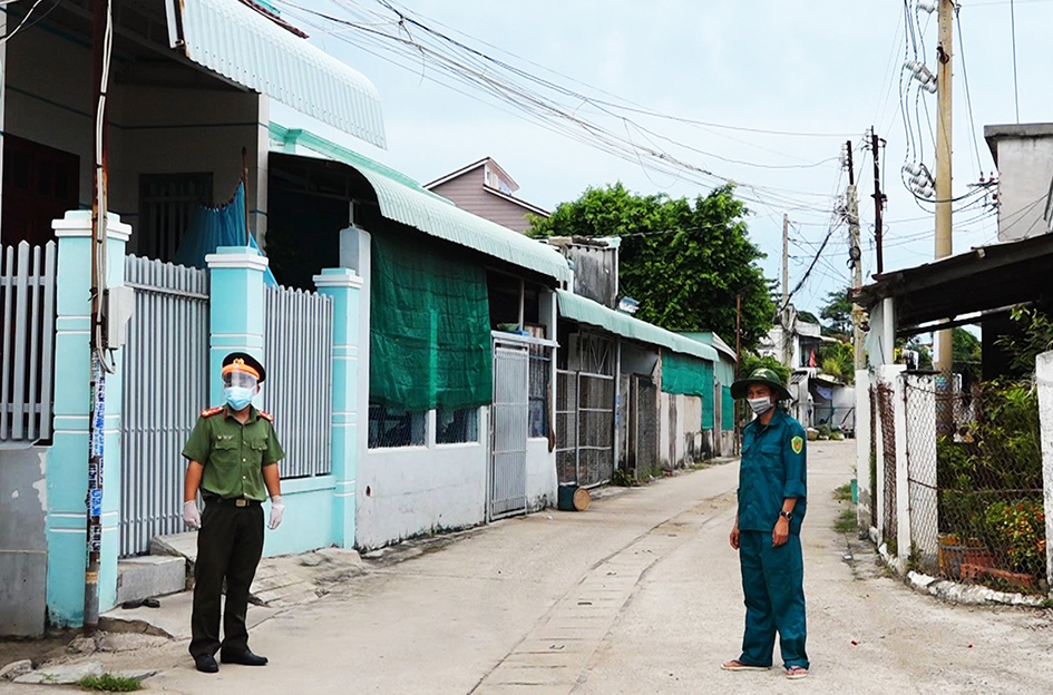 Lực lượng công an, dân phòng thường xuyên tuần tra ở các tuyến hẻm tại TT. Long Hải để tuyên truyền, nhắc nhở và xử lý trường hợp vi phạm.