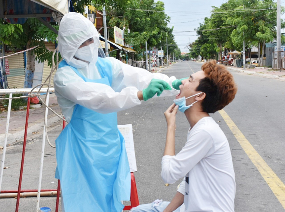 Nhân viên y tế lấy mẫu xét nghiệm theo phương pháp RT-PCR cho người dân.