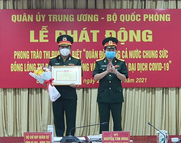 Đại tá Nguyễn Tâm Hùng, Chỉ huy trưởng Bộ CHQS tỉnh trao danh hiệu “Chiến sĩ thi đua toàn quân” năm 2021 cho Thượng tá Nguyễn Thành Trung, Chính ủy Bộ CHQS tỉnh.