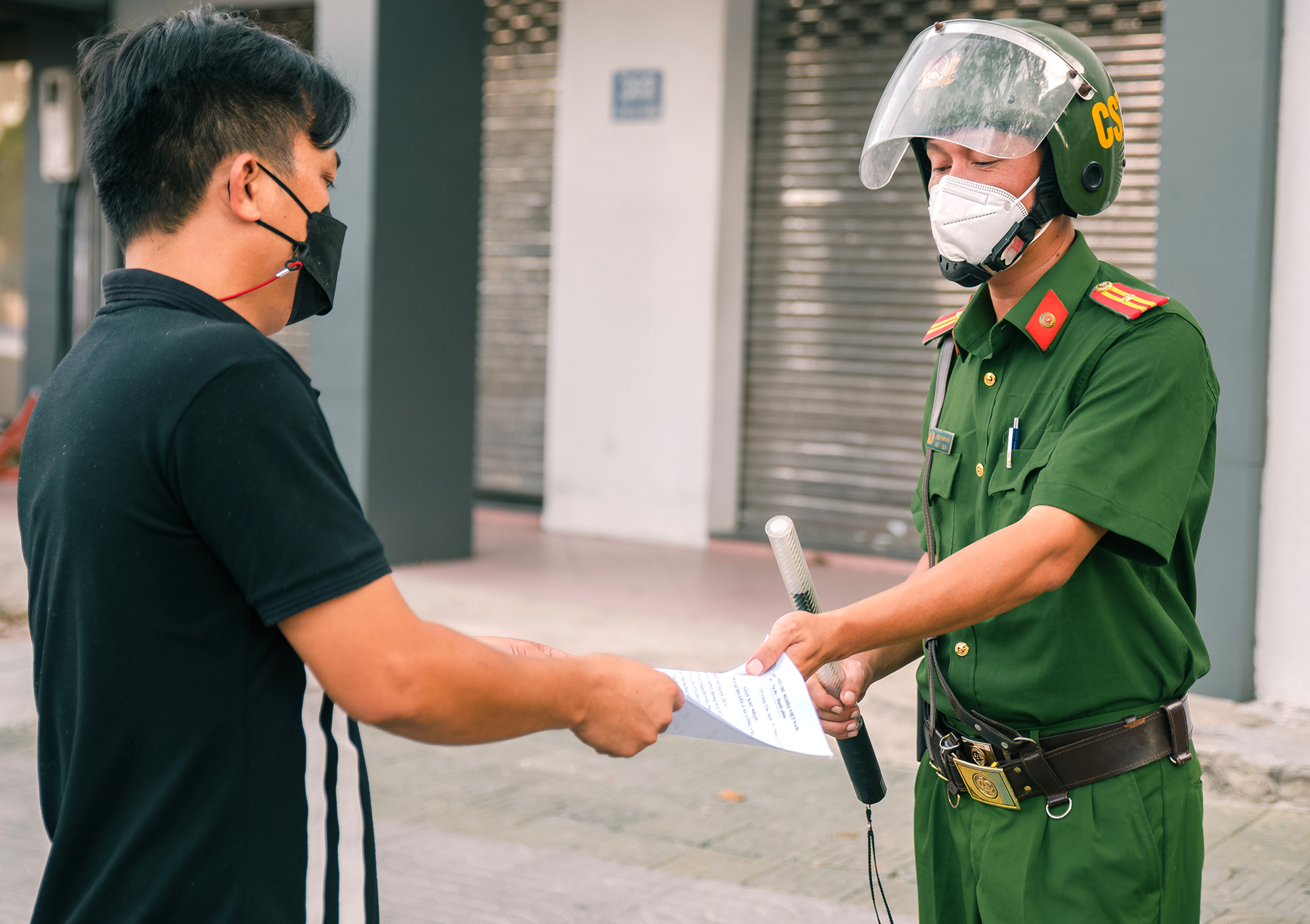 Lực lượng chức năng TP. Vũng Tàu kiểm tra giấy đi đường của người dân trong thời gian thực hiện Chỉ thị 16. Ảnh: QUỐC THÁI