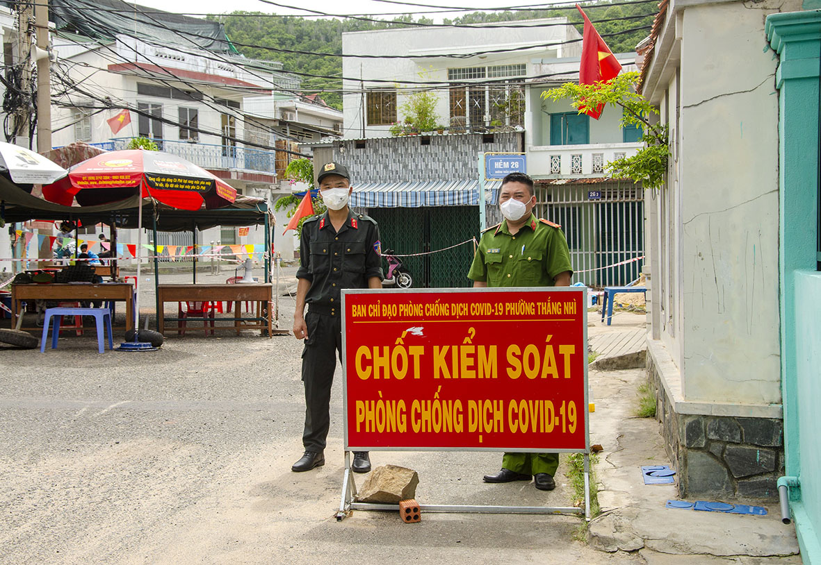 Các lực lượg thực hiện nhiệm vụ kiểm soát chặt tại chốt kiểm soát phòng, chống dịch COVID-19 hẻm 26 đường Trần Xuân Độ, phường Thắng Nhì.