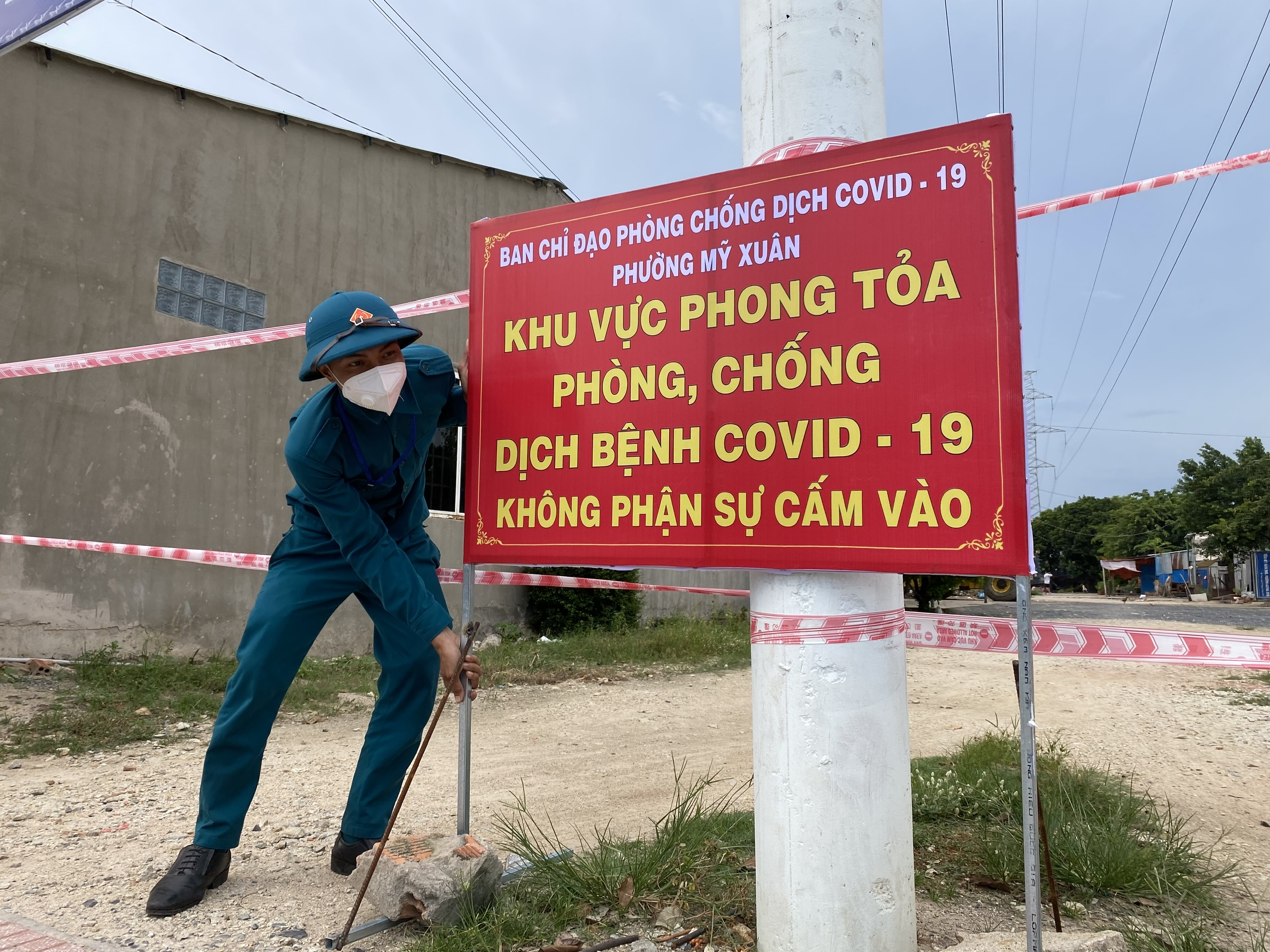 Một khu dân cư trên địa bàn phường Mỹ Xuân, TX. Phú Mỹ bị phong tỏa. Ảnh: MINH TÂM
