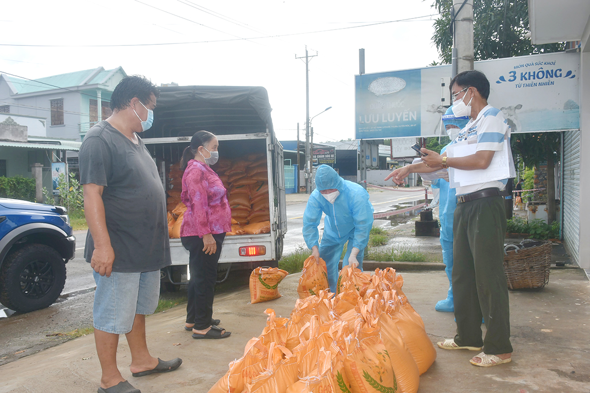 Người dân Tổ 1, ấp Hồ Tràm nhận quà sau khi thực hiện test COVID-19.