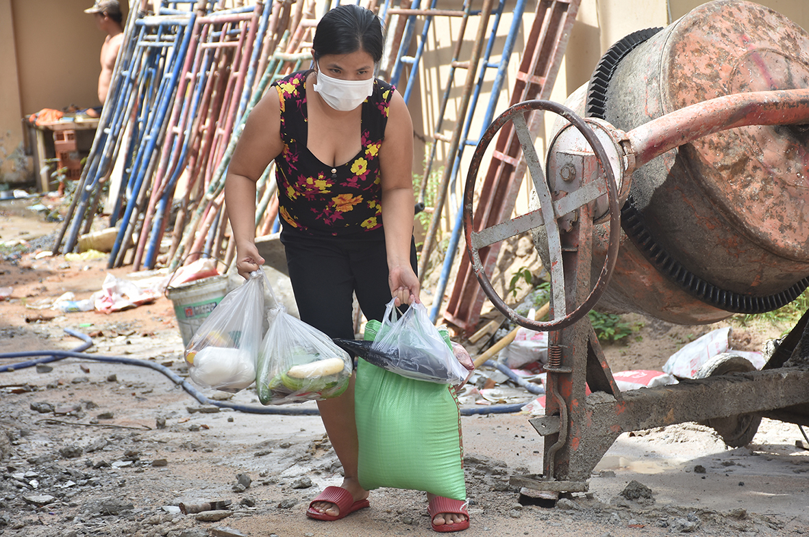 Một người dân làm phụ hồ, ở tại công trình được nhận quà.