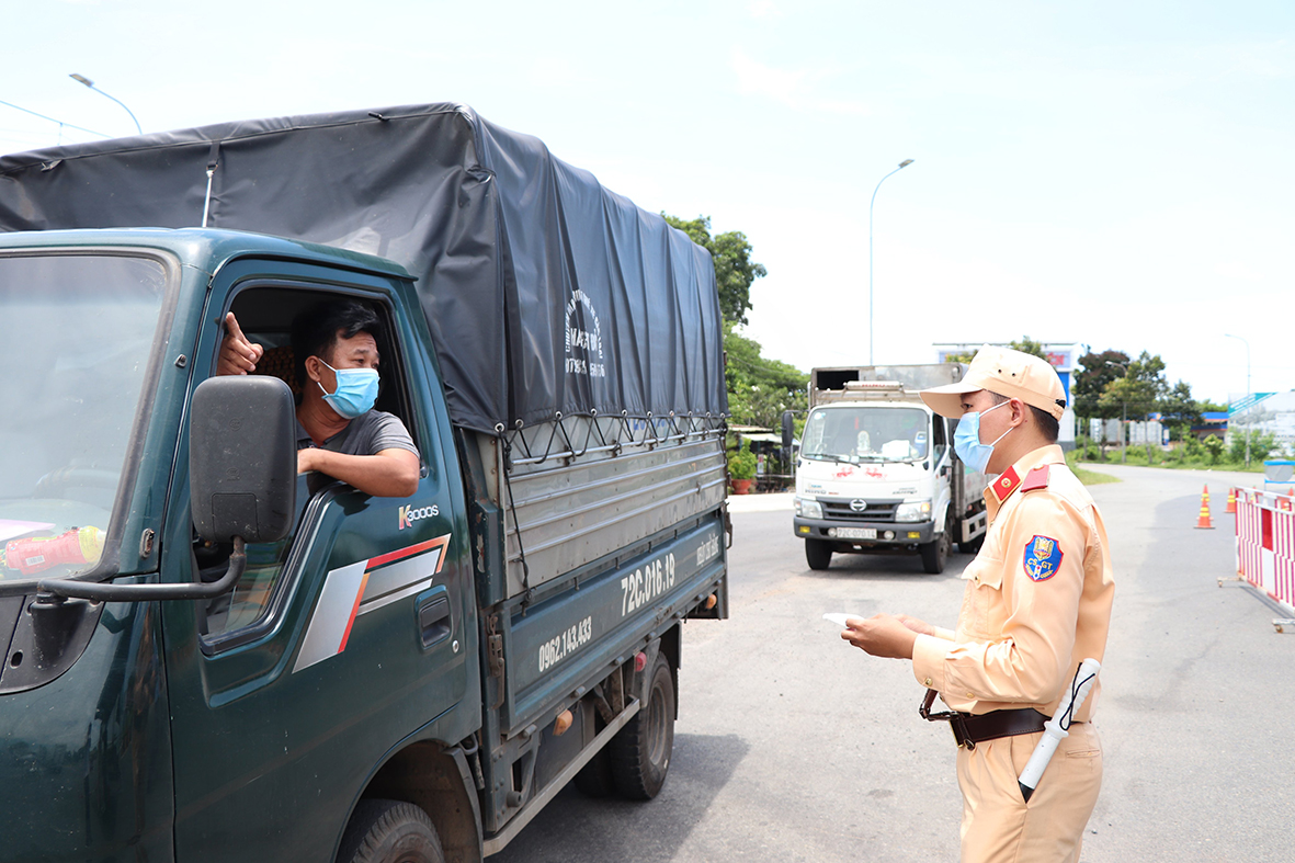 Các lực lượng chức năng của tỉnh kiểm tra chặt người và phương tiện lưu thông trên Tỉnh lộ 44A, địa phận giáp ranh giữa huyện Long Điền và TP. Bà Rịa.Ảnh: CTV