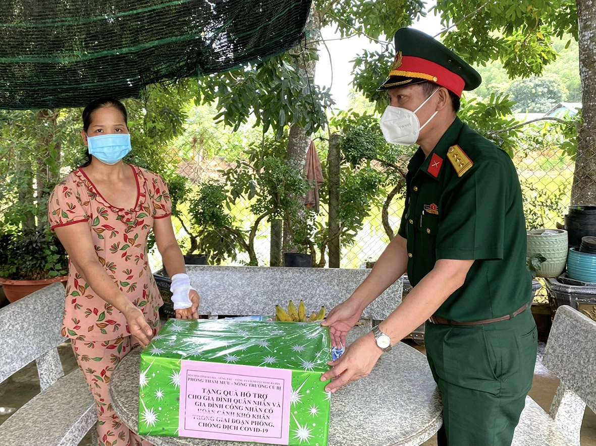 Đại diện Phòng Tham mưu Bộ CHQS tỉnh trao quà cho người thân của Thượng úy chuyên nghiệp Nguyễn Văn Trường, nhân viên Đại đội thông tin Phòng Tham mưu.