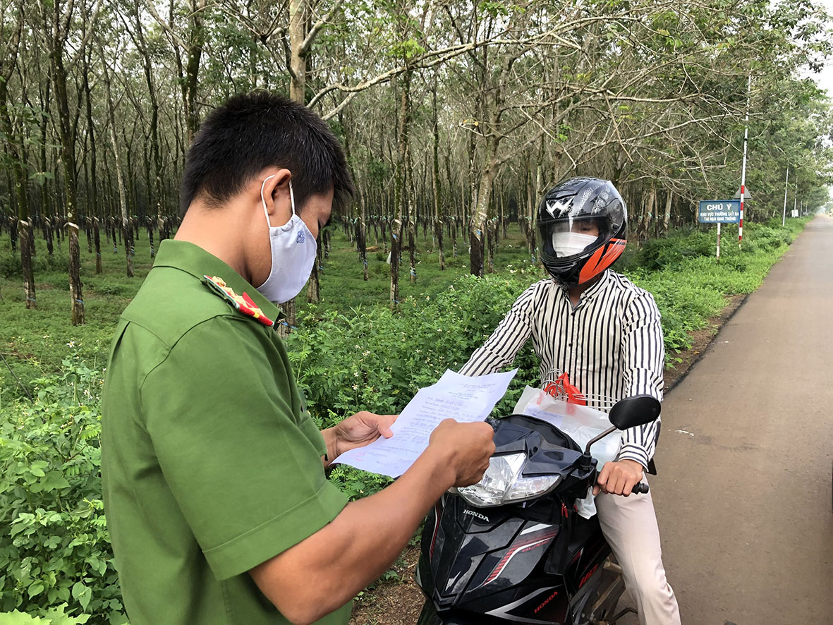 Công an huyện Châu Đức kiểm tra giấy đi đường của người dân tại chốt kiểm soát vùng xanh xã Cù Bị, huyện Châu Đức.